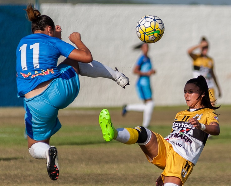Futebol feminino ainda é predominantemente amador no Brasil